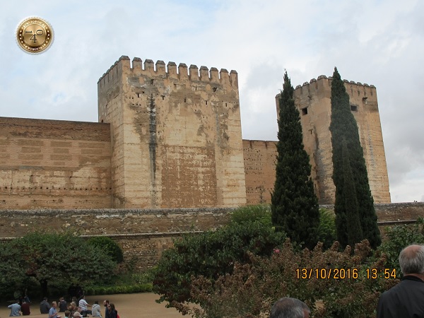 стены и башни Альгамбры