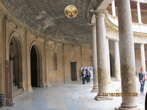 коллонада дворца в Альгамбре