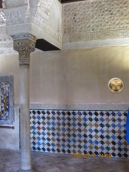 плиточные панно с арабской вязью в Альгамбре