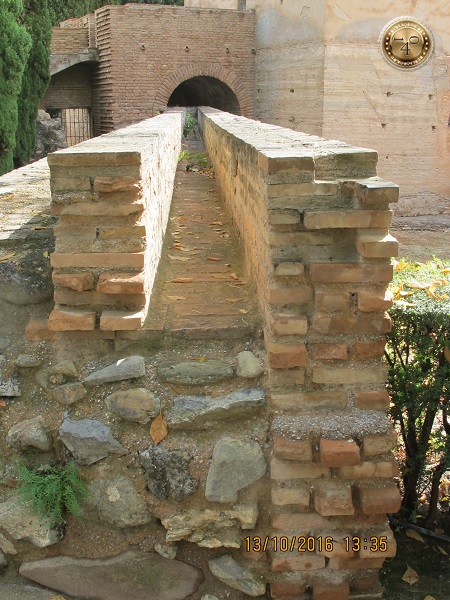 разрез лотка для воды в Альгамбре
