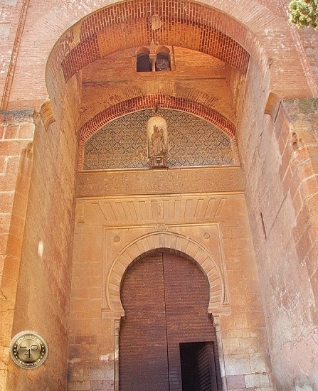 Дева Мария над Воротами Правосудия в Альгамбре, Гранада