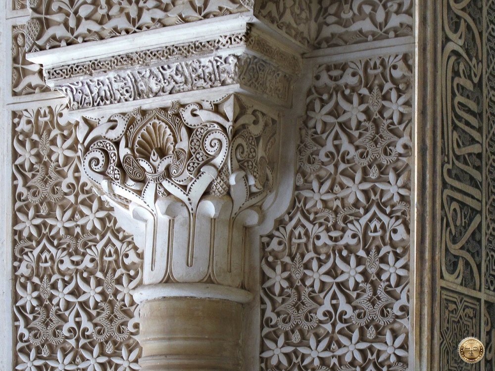Полуколонна в Зале Сталактитов в Альгамбре, Гранада