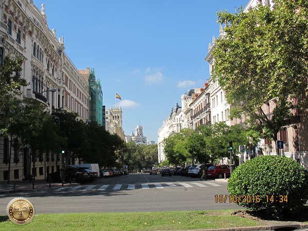 Улица рядом с парком в Мадриде