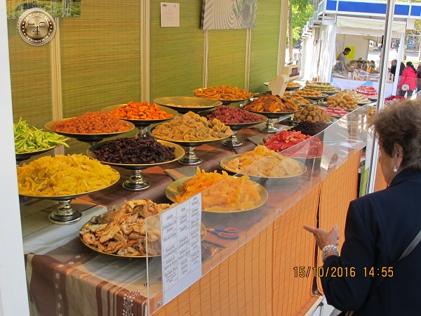 Сухофрукты на рынке в Мадриде